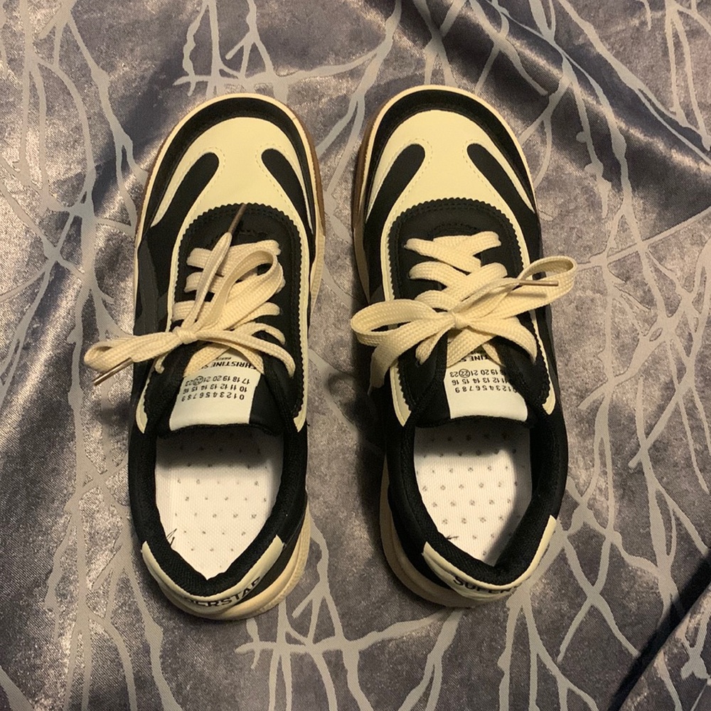 Too small for me. Pretty new only worn once. Size 6 in womens
